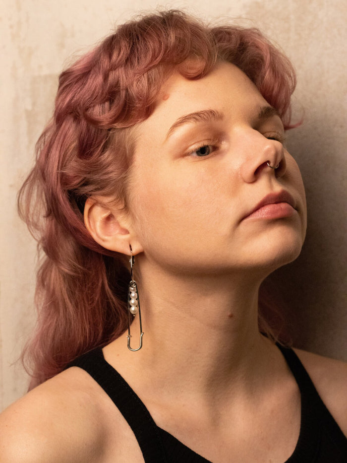 ELEPHANT EGG EARRING HOOP PEARL AND SAFETY PIN