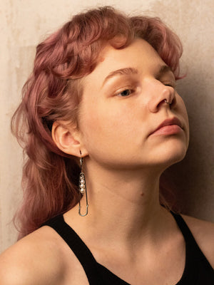 ELEPHANT EGG EARRING HOOP PEARL AND SAFETY PIN