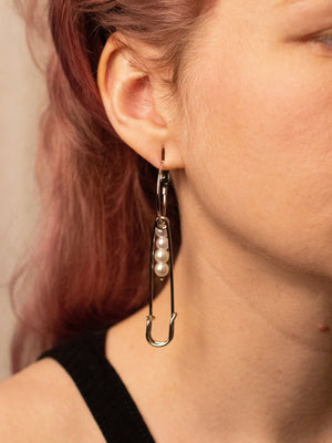 ELEPHANT EGG EARRING HOOP PEARL AND SAFETY PIN