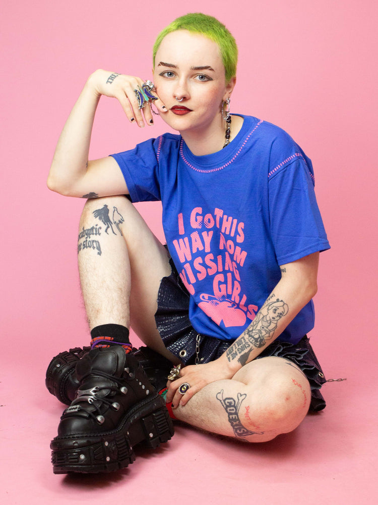 BLACK SHEEP BONES KISSING GIRLS TEE BLUE STITCHED