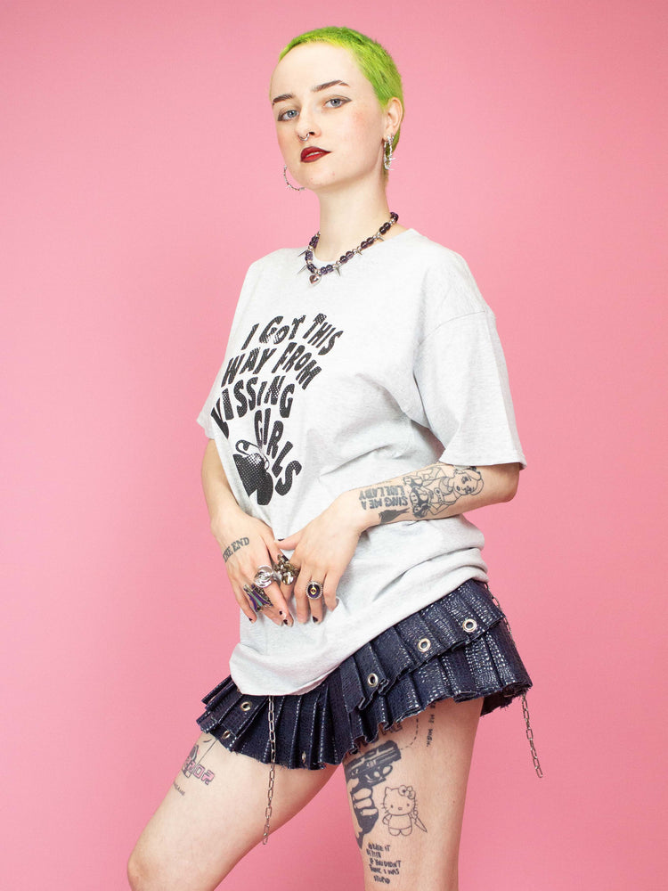 BLACK SHEEP BONES KISSING GIRLS GREY TEE