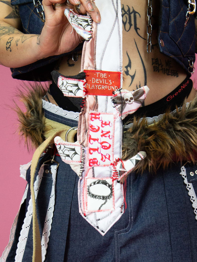LU LA LOOP BITCH ZONE TIE – Coexist Berlin