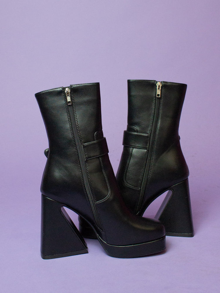 
            
                Bild in den Galerie-Viewer laden,&amp;lt;tc&amp;gt;LAMODA EMBRACE HEELS&amp;lt;/tc&amp;gt;
            
        