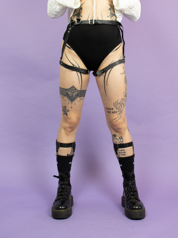 LEG HARNESS WITH BOWS NUMBER 44