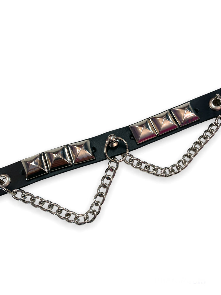 
            
                Load image into Gallery viewer, BLACK CHOKER WITH PYRAMID STUDS, MIDDLE RING AND CHAIN
            
        