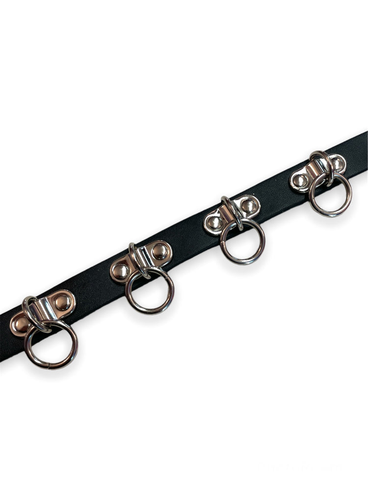 MULTIPLE O RING CHOKER WITH BUTTON CLOSURE