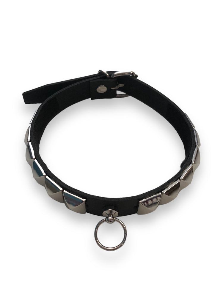 BLACK CHOKER WITH PYRAMID STUDS AND RING