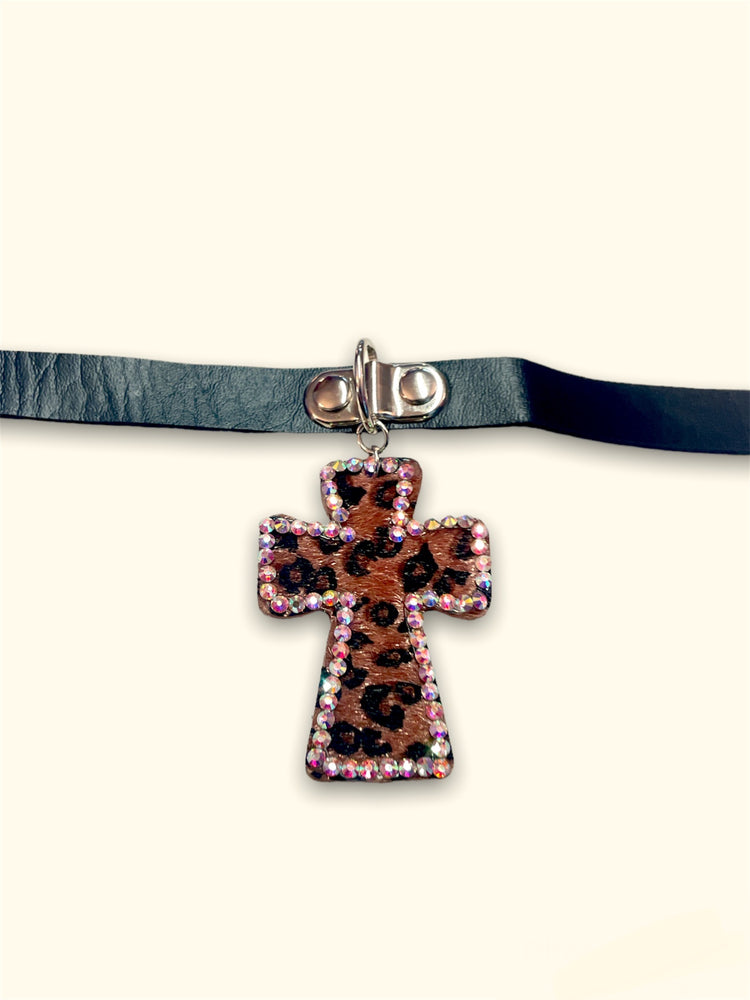 FAUX LEATHER CHOKER BROWN LEO CROSS BUTTON CLOSURE