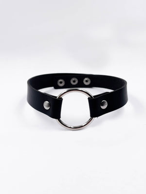 SIMPLE O-RING CHOKER WITH BUTTON CLOSURE