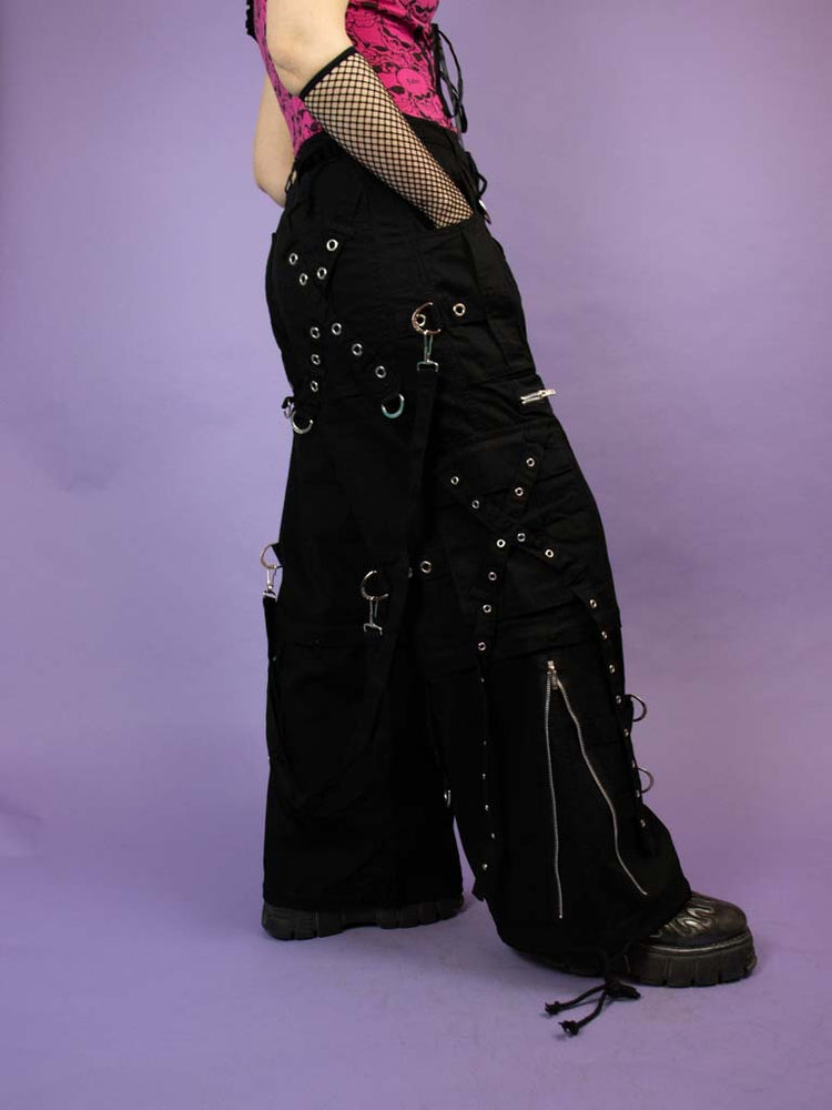 
            
                Bild in den Galerie-Viewer laden,TRIPP NYC X STRAP ZIP OFF PANT BLACK
            
        