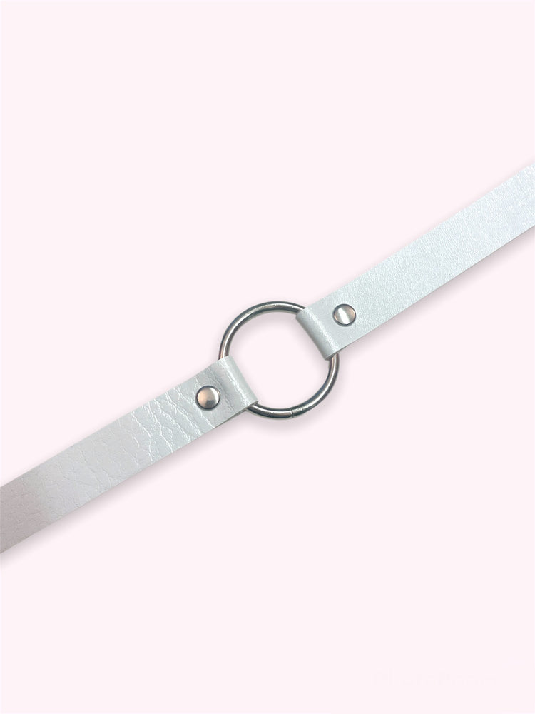 SIMPLE WHITE O-RING CHOKER WITH BUTTON CLOSURE