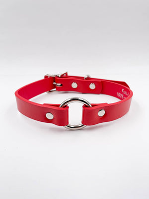 
            
                Load image into Gallery viewer, FUNK PLUS VEGAN SIMPLE O RING RED CHOKER
            
        