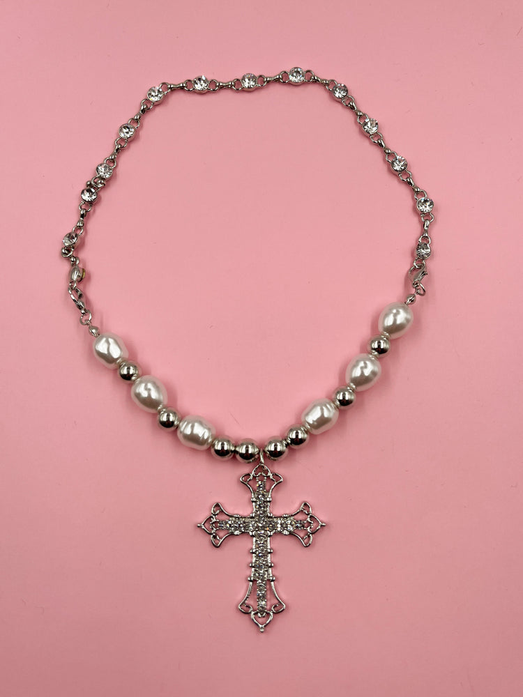 
            
                Bild in Galerie-Viewer laden, PEARLS, FAKE DIAMONDS AND CROSS NECKLACE
            
        
